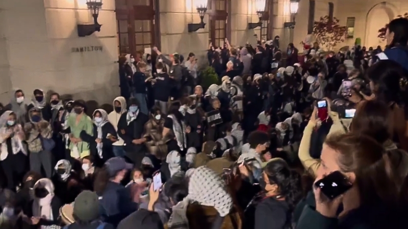 Estudiantes enfrentan a la Policía y enfrentan arrestos en manifestaciones por el fin del apoyo a Israel.