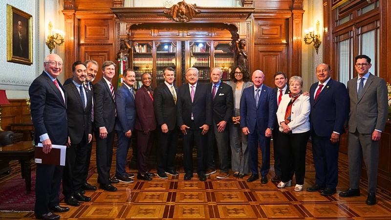 Legisladores demócratas y republicanos de EE.UU. visitan a López Obrador en Palacio Nacional, resaltando la importancia de la cooperación y buena vecindad para ambos países.