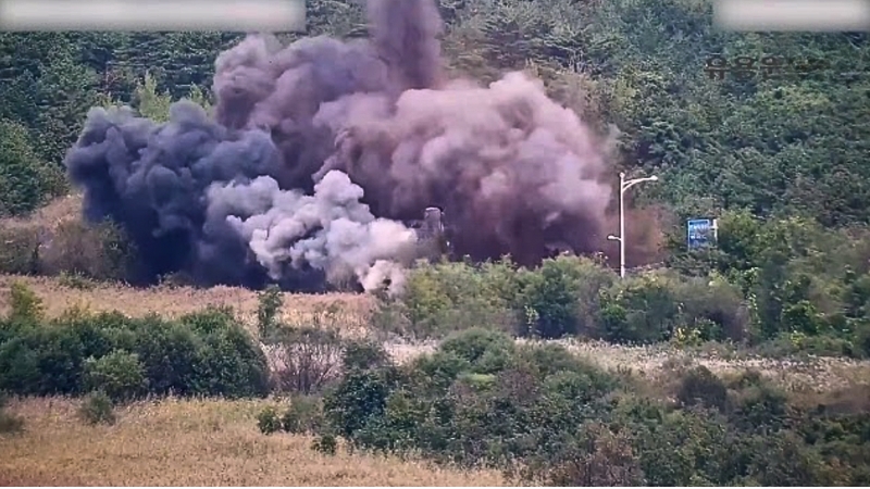 El ejército norcoreano detona vías intercoreanas, cortando las conexiones terrestres con Corea del Sur, tras el anuncio de cierre de fronteras por motivos de seguridad.