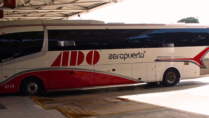 La nueva ruta de ADO conecta el Aeropuerto Internacional de Cancún con la Zona Hotelera, ofreciendo a turistas y locales una opción económica y segura por $140 pesos, en respuesta a las quejas por tarifas elevadas de taxis.