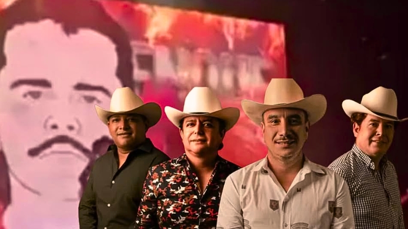 Las autoridades de EE.UU. cancelaron sus permisos tras proyectar imágenes de líderes del narco en un concierto en Guadalajara, generando controversia.