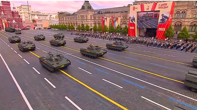 Más de 180 unidades de equipo militar y tropas condecoradas desfilaron por la Plaza Roja en honor a la derrota del nazismo, bajo un clima de tensiones geopolíticas.