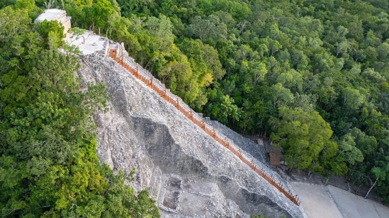 México revitaliza la escalinata de Nohoch Mul en Cobá, permitiendo a los visitantes reencontrarse con la grandeza maya desde 42 metros de altura.