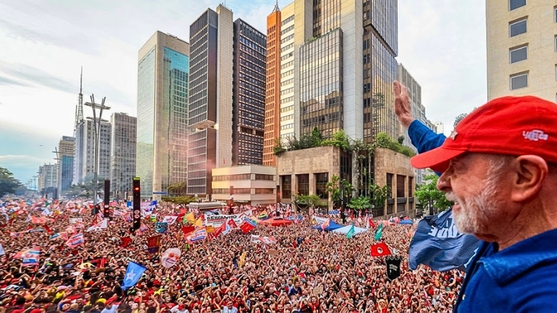 El líder del PT, de 80 años, superó a Flávio Bolsonaro en el balotaje con 51,78 % de los votos y desafió una tendencia electoral vigente desde 1989.